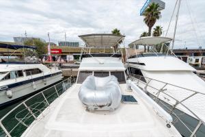 un barco blanco estacionado en un puerto deportivo en Boat Accommodations Barcelona, en Barcelona