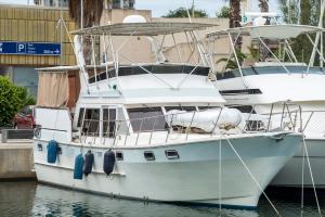 un barco blanco está atracado en el agua en Boat Accommodations Barcelona, en Barcelona