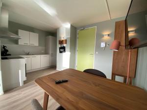 eine Küche und ein Esszimmer mit einem Holztisch in der Unterkunft Short Stay Wageningen in Wageningen