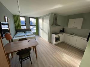 Kleines Zimmer mit einem Bett und einem Tisch in der Unterkunft Short Stay Wageningen in Wageningen