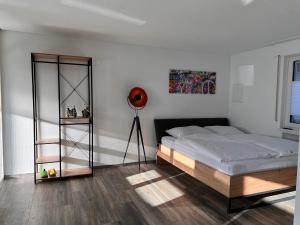 Tempat tidur dalam kamar di Wohnung INGRID stylisch und zentral in VS mit Parkplatz