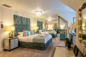 Tempat tidur dalam kamar di The Winchester Hotel and Spa