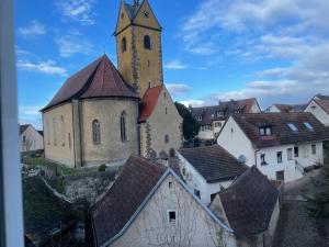 una vecchia chiesa con una torre dell'orologio in una città di Ferienwohnung Niederrotweil a Niederrotweil