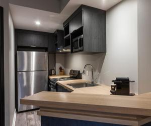 Una cocina o kitchenette en Imperia Hôtel et Suites Boucherville