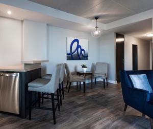 Un lugar para sentarse en Imperia Hôtel et Suites Boucherville