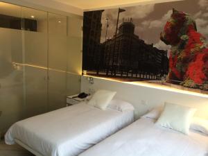 Tempat tidur dalam kamar di Bilbao City Rooms