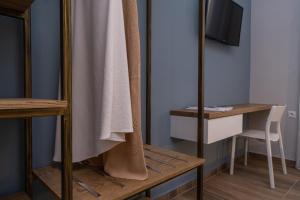 Cette chambre comprend un miroir et une table avec une chaise. dans l'établissement Vagabond Guesthouse, à Athènes