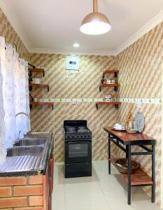 cocina con fregadero y fogones en Elephant View Lodge & Apartments en Livingstone