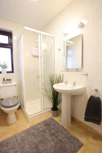 A bathroom at Bright 3bed sleeps 9 with secret garden 5min walk to town