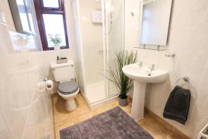 A bathroom at Bright 3bed sleeps 9 with secret garden 5min walk to town