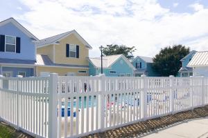 una cerca blanca delante de una fila de casas en Snorkel Way, en Myrtle Beach