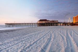 un muelle y una playa con una noria en Snorkel Way, en Myrtle Beach