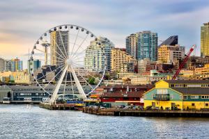 uma roda gigante na frente de uma grande cidade em The Carriage House em Seattle