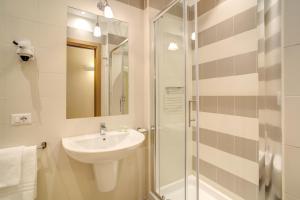 bagno con lavandino e doccia di Top Floor Navona a Roma