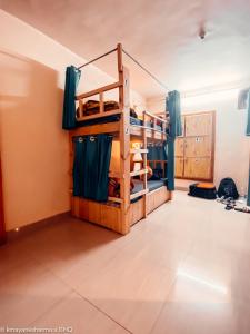 a bedroom with bunk beds in a room at Backpackers Headquarter Manali in Manāli