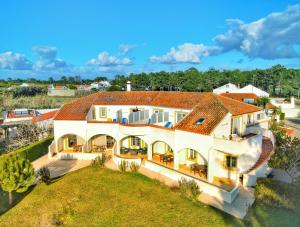 una vista aerea di una grande casa bianca di Quinta Do Moinho De Vento - Racket & Country Club - Duna Parque Resorts & Hotels a Vila Nova de Milfontes