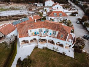 una vista aerea di una grande casa bianca di Quinta Do Moinho De Vento - Racket & Country Club - Duna Parque Resorts & Hotels a Vila Nova de Milfontes