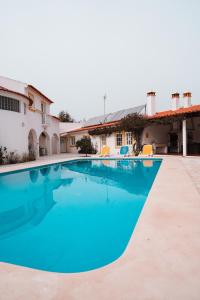 una piscina in una villa con acqua blu di Quinta Do Moinho De Vento - Racket & Country Club - Duna Parque Resorts & Hotels a Vila Nova de Milfontes