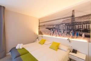 Tempat tidur dalam kamar di Bilbao City Rooms