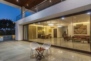 Zona d'estar a SaffronStays Jannat, Igatpuri 100 Percent pet-friendly villa with amazing lake view