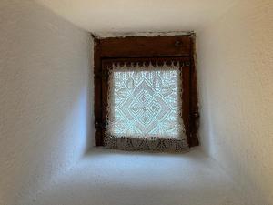 a window with a curtain on a wall at CALLM aka Zum goldenen Löwen - zu Nacht bei der Destillerie in Kallmünz