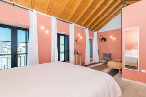 A bed or beds in a room at Casa Rosa Villa with Pool in Olhao Centre