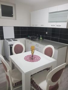 Nhà bếp/bếp nhỏ tại Family Apartmani Le