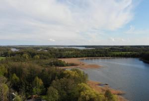 una vista aérea de un río con árboles y agua en Mazurskie Siedlisko Langen, en Mrągowo