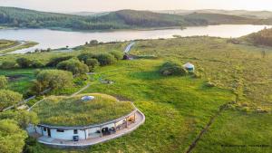 ein Bild einer Insel mit einem Haus auf einem Hügel in der Unterkunft Lough Mardal Lodge in Donegal