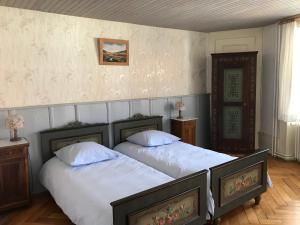 Un pat sau paturi într-o cameră la Hôtel Von Bergen