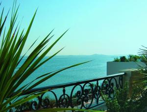 balkon z widokiem na ocean w obiekcie Barceló Concorde Les Berges du Lac w mieście Tunis