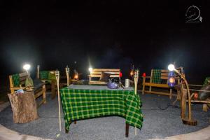 stół z zielonym blatem i krzesłami w obiekcie Amanya Double Pitch Tent with Mt Kilimanjaro View w mieście Amboseli