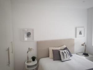 A bed or beds in a room at Foz Relógio Apartment