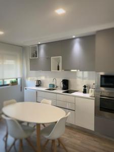 A kitchen or kitchenette at Foz Relógio Apartment