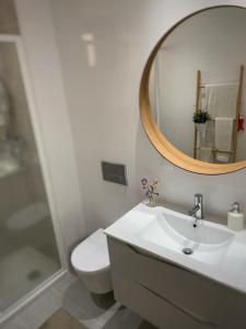 A bathroom at Foz Relógio Apartment