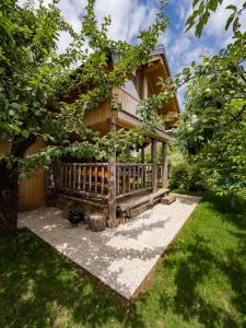 ein Haus mit einem Holzzaun im Hof in der Unterkunft Chalet Sejalec in Lesce