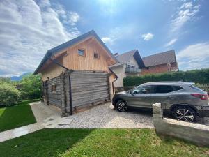 ein vor einem Haus geparkt in der Unterkunft Chalet Sejalec in Lesce