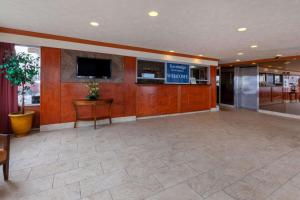 Ο χώρος του λόμπι ή της ρεσεψιόν στο Travelodge by Wyndham Cleveland Airport