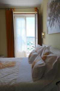 A bed or beds in a room at Hotel Jardim Viana do Castelo