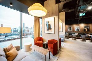 ein Wohnzimmer mit Stadtblick in der Unterkunft Wilde Aparthotels Manchester St. Peters Square in Manchester