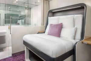 Postelja oz. postelje v sobi nastanitve YOTELAIR London Gatwick Airport