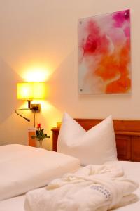 เตียงในห้องที่ Hotel Fürstenhof - Wellness- und Golfhotel