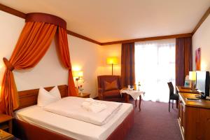 เตียงในห้องที่ Hotel Fürstenhof - Wellness- und Golfhotel