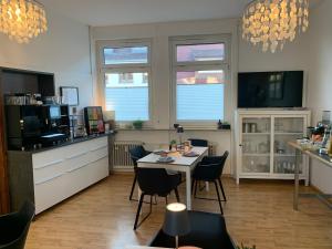 uma cozinha com mesa e cadeiras num quarto em Hotel Prinz Carl - Apartments mit Klimaanlage em Neckarsulm