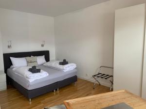 um quarto com duas camas num quarto em Hotel Prinz Carl - Apartments mit Klimaanlage em Neckarsulm