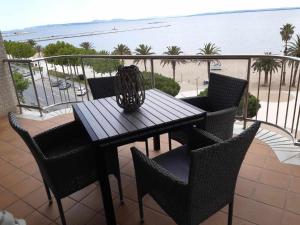 d'une table et de chaises sur un balcon donnant sur la plage. dans l'établissement Roses Casc Antic SL Avda Rodhe, à Roses