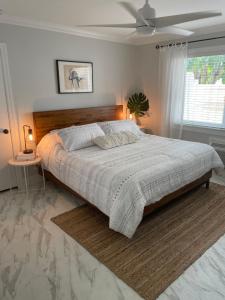 - une chambre avec un grand lit et une tête de lit en bois dans l'établissement Villa Venezia, à Fort Lauderdale