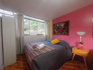 1 dormitorio con cama y ventana en Hostal Raymi, en Ollantaytambo