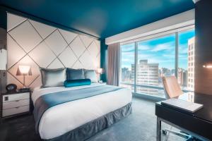 Кровать или кровати в номере Paradox Hotel Vancouver