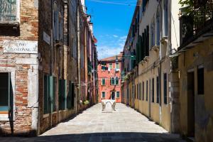 uma rua vazia num beco com edifícios em Bricola Biennale Apartments em Veneza